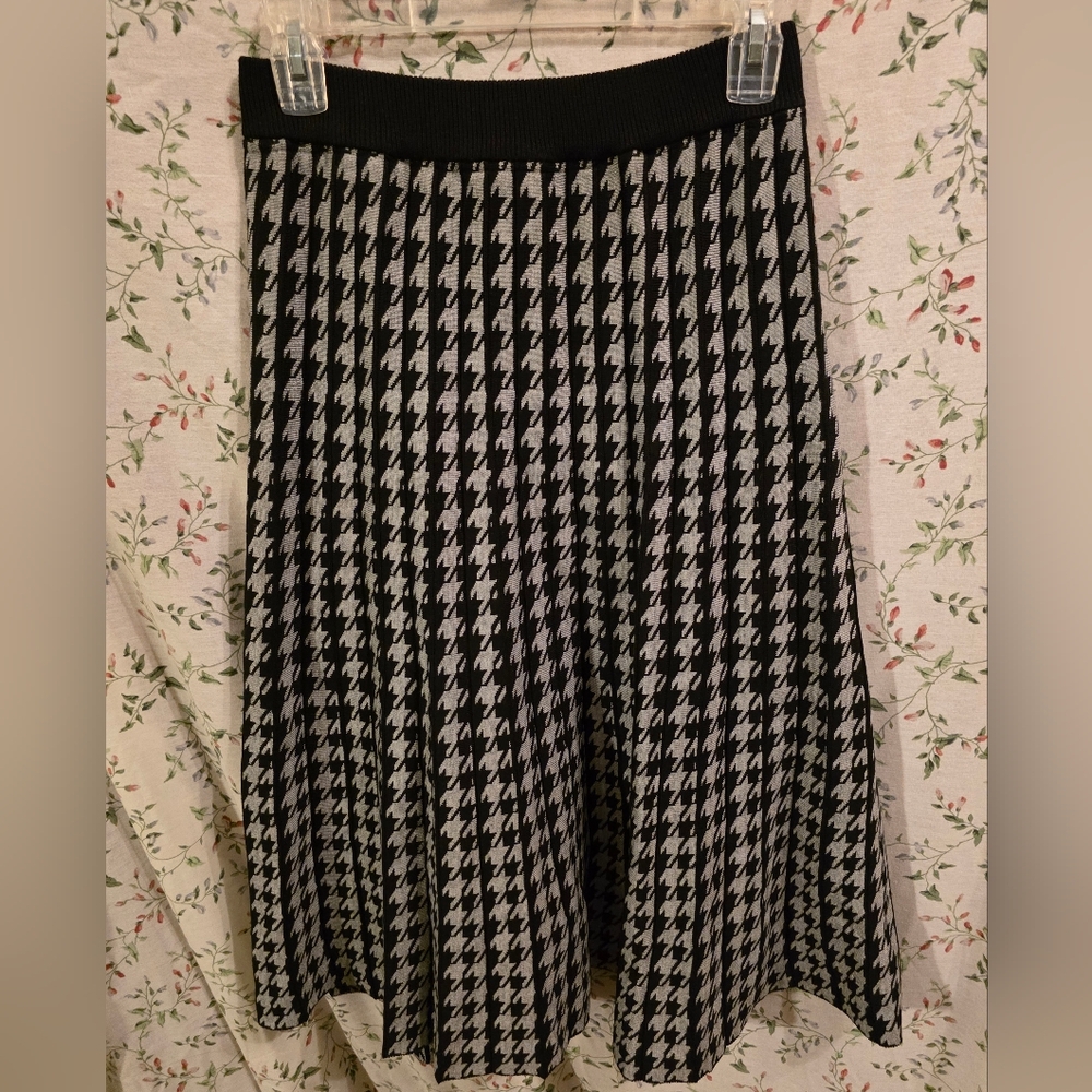 Ladies' Knif Skirt Black and White Houndstooth L